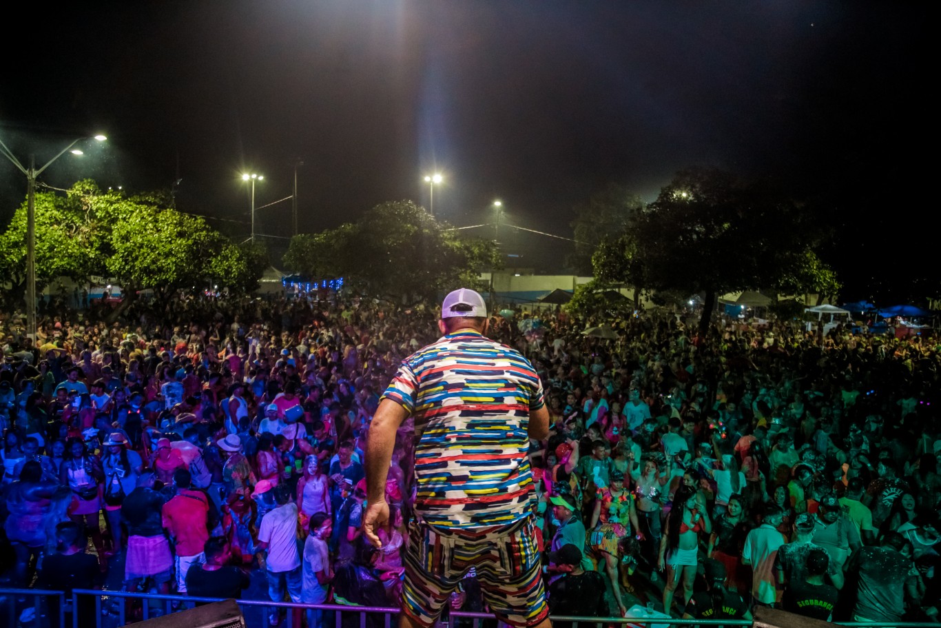 Primeira noite de carnaval em Alter do Chão reúne quase 8 mil pessoas no "mela-mela" e "cara limpa" 