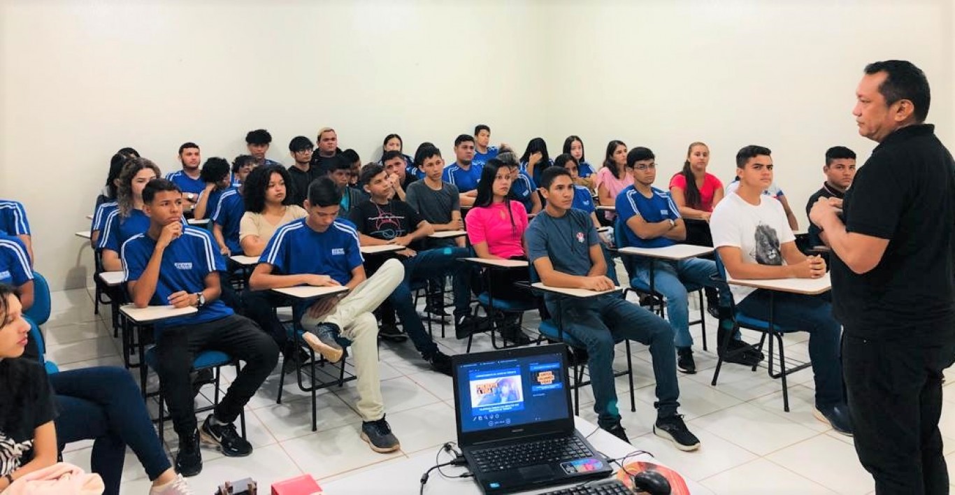 Jovens aprendizes participam de palestras sobre os malefícios do álcool no trânsito