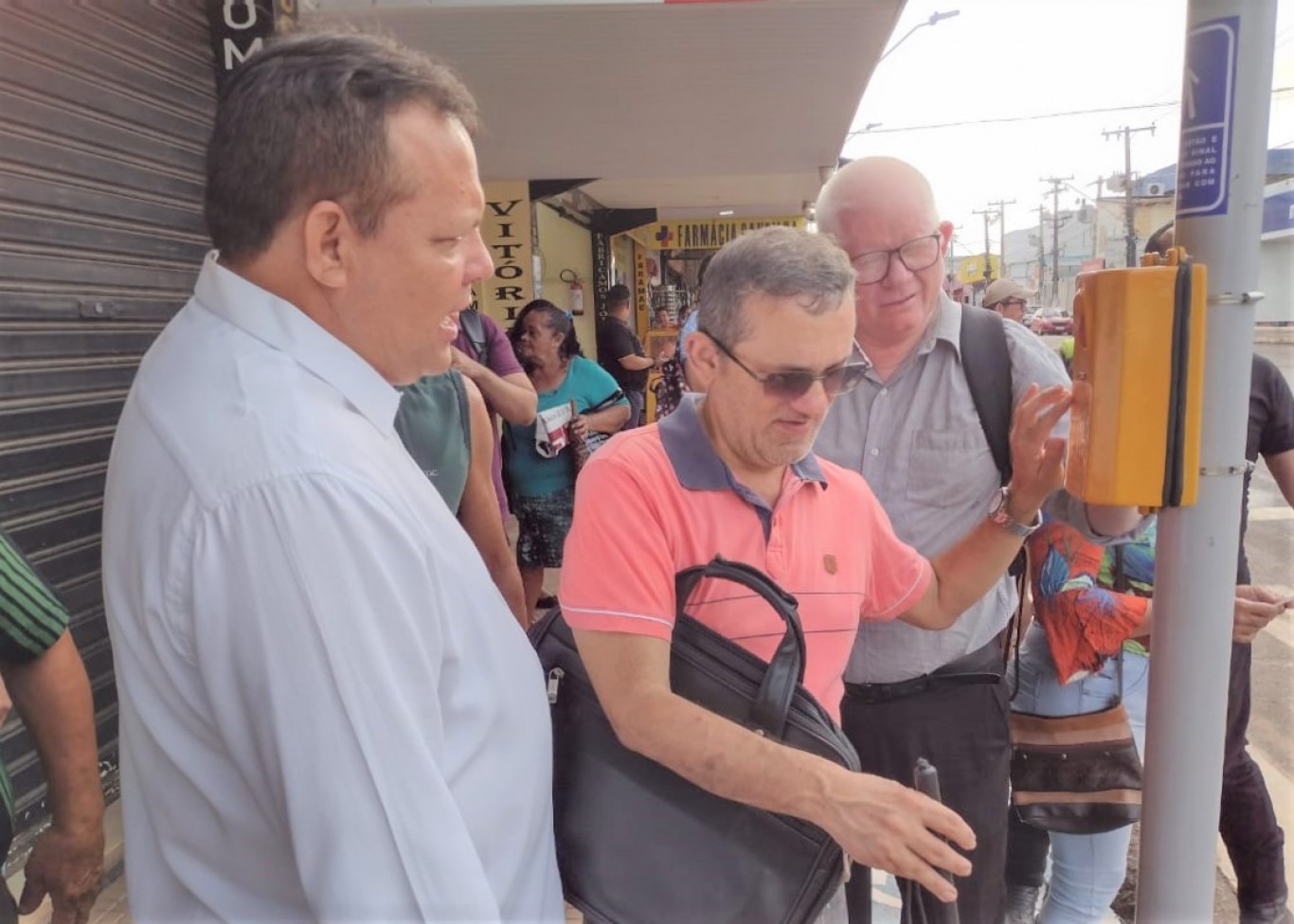 Sinalização com botoeiras é instalada no cruzamento da Rui Barbosa com Silvino Pinto