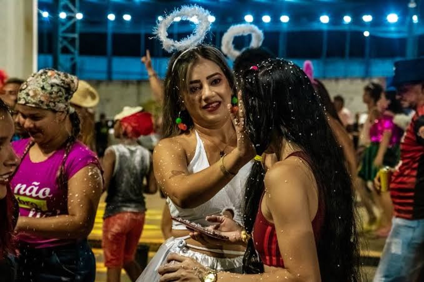 Imagem de Carnaval 2025: folia nos bairros e batalha de confetes acontecem neste fim de semana