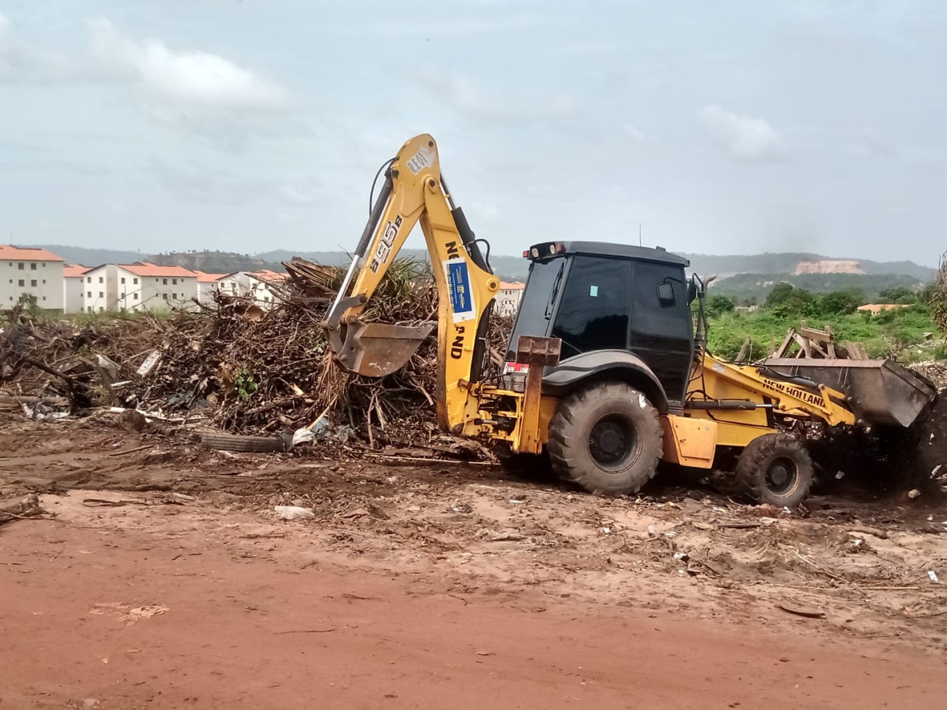 Imagem de Prefeitura segue com cronograma de limpeza pública e retirada de entulhos nos bairros