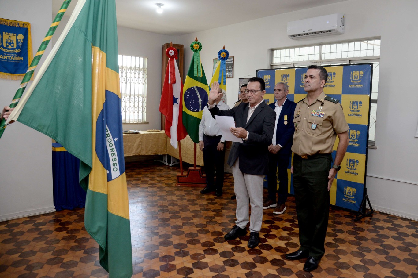 Prefeito José Maria Tapajós toma posse como presidente da Junta Militar