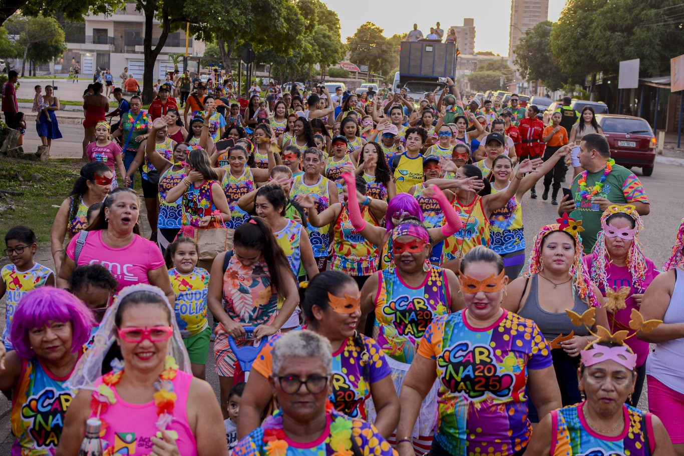 Carnaval 2025: Foliões participam do Arrastão da Prefis