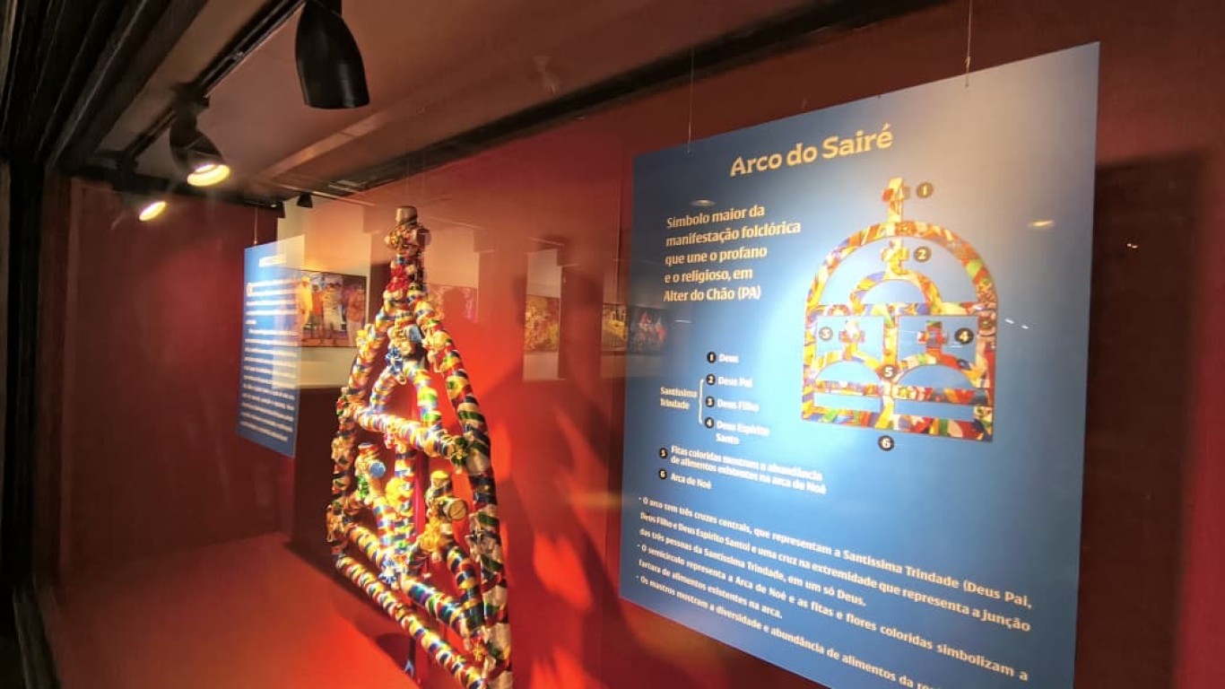 Exposição sobre o Sairé leva cultura amazônica ao Museu de Arte Sacra de São Paulo