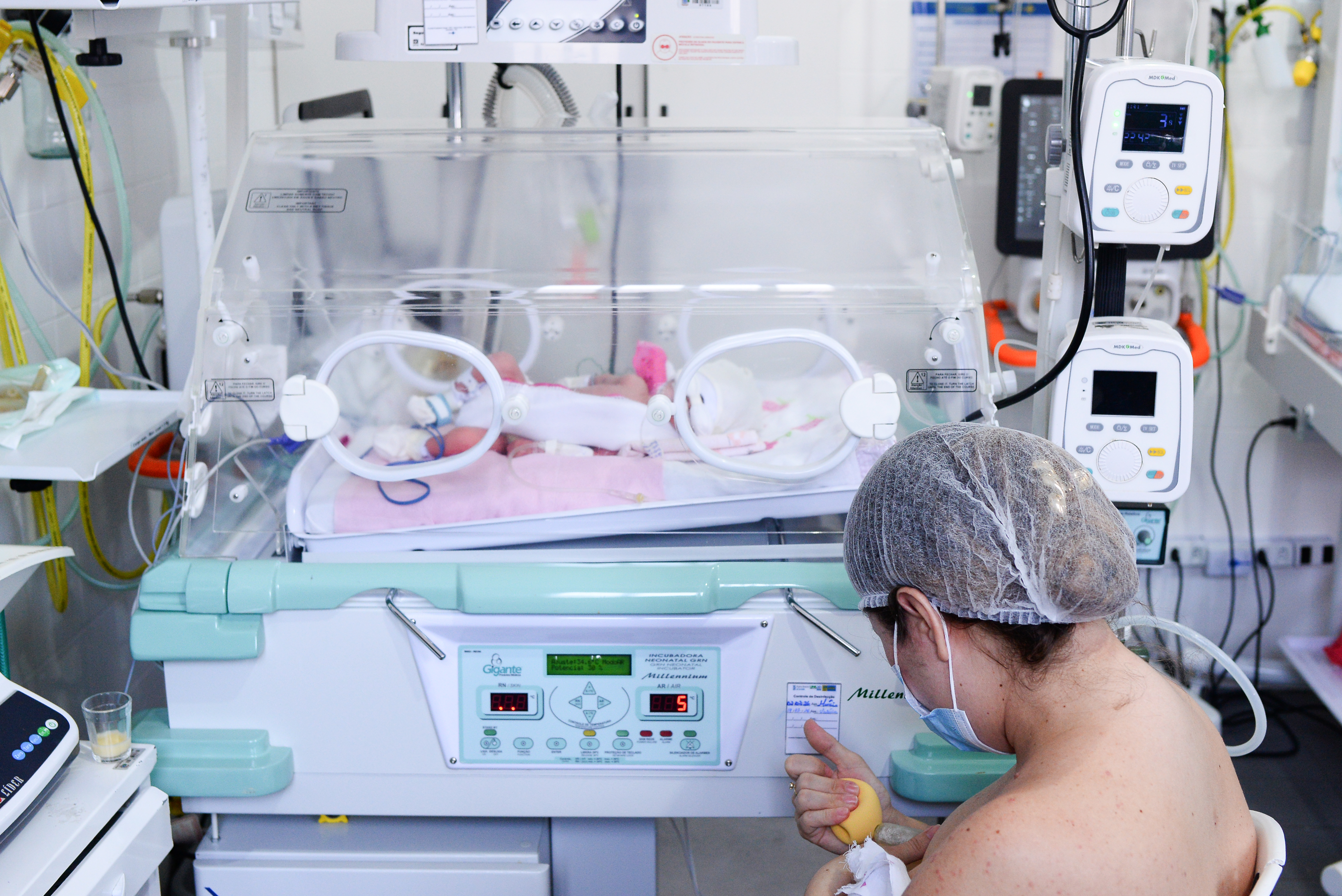 Ambiente com incubadoras e ber&ccedil;os aquecidos.