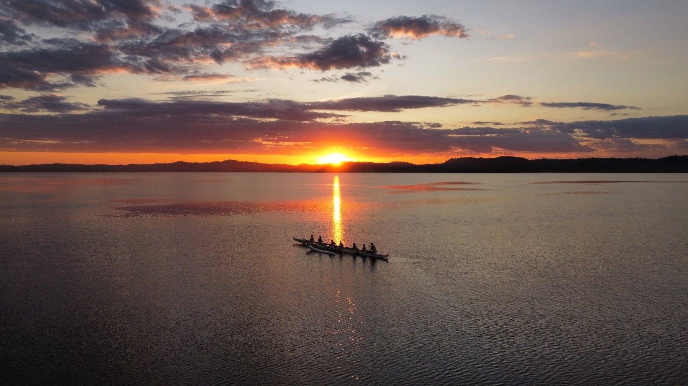 Turismo esportivo ganha força em Santarém com passeios de canoa havaiana e expedições fluviais 