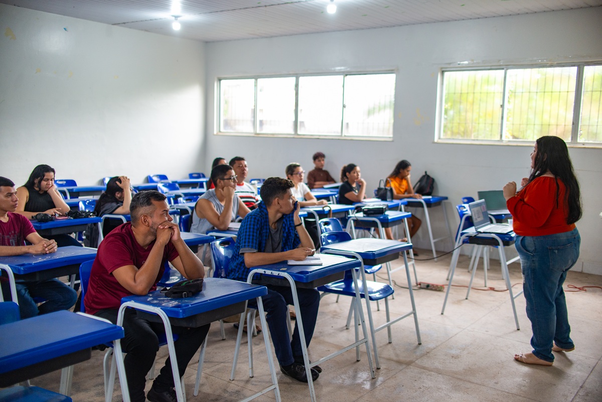 fortalecemos tanto o trabalhador que busca uma vaga formal quanto aquele que deseja empreender", afirmou o secret&aacute;rio Michell Martins