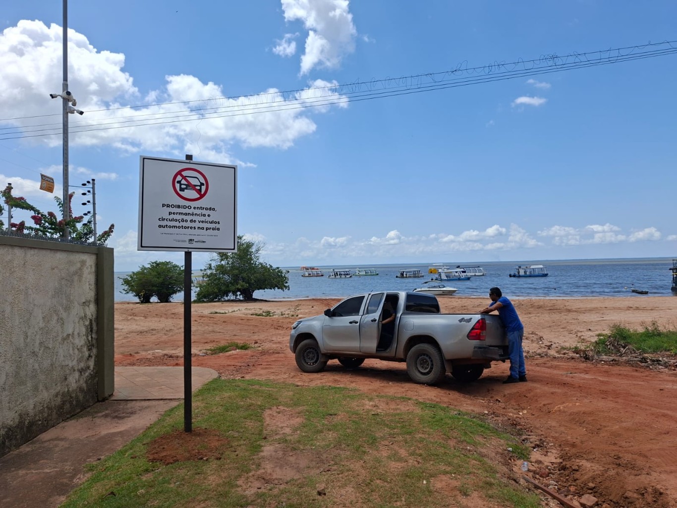 Prefeitura instala placas para proibir circulação de veículos nas praias de Alter do Chão