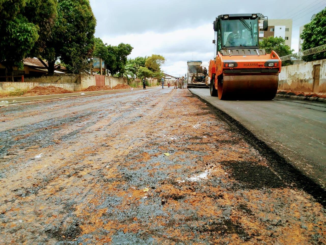 Infraestrutura: bairro Diamantino recebe serviços de pavimentação asfáltica