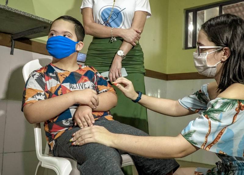 Matheus, de 10 anos, é a primeira criança vacinada contra a covid-19 em Santarém 