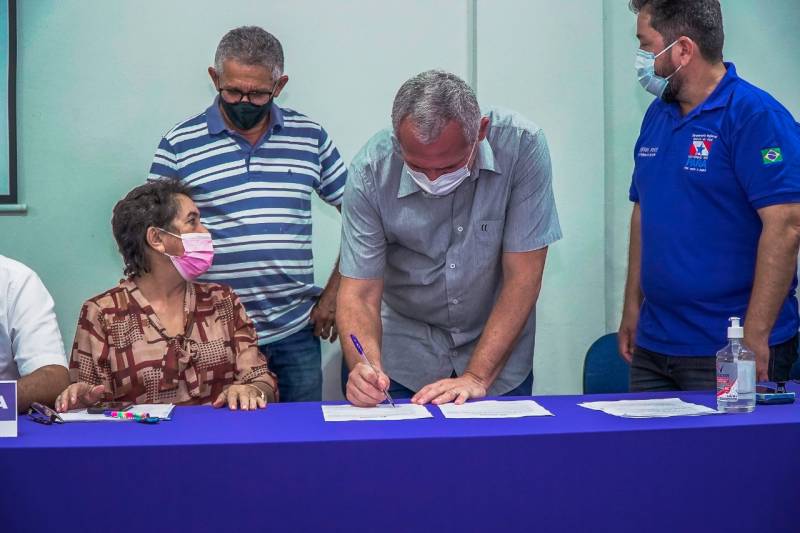 Prefeito Nélio assina ordem de serviço para construção de sete ginásios e 11 quadras cobertas em escolas da Rede Municipal de Ensino