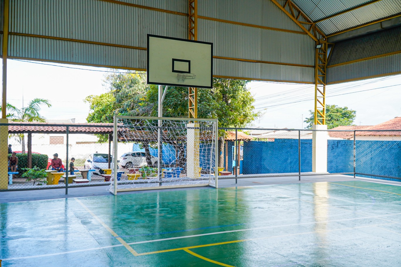 Prefeitura entrega quadra coberta à escola do bairro Livramento