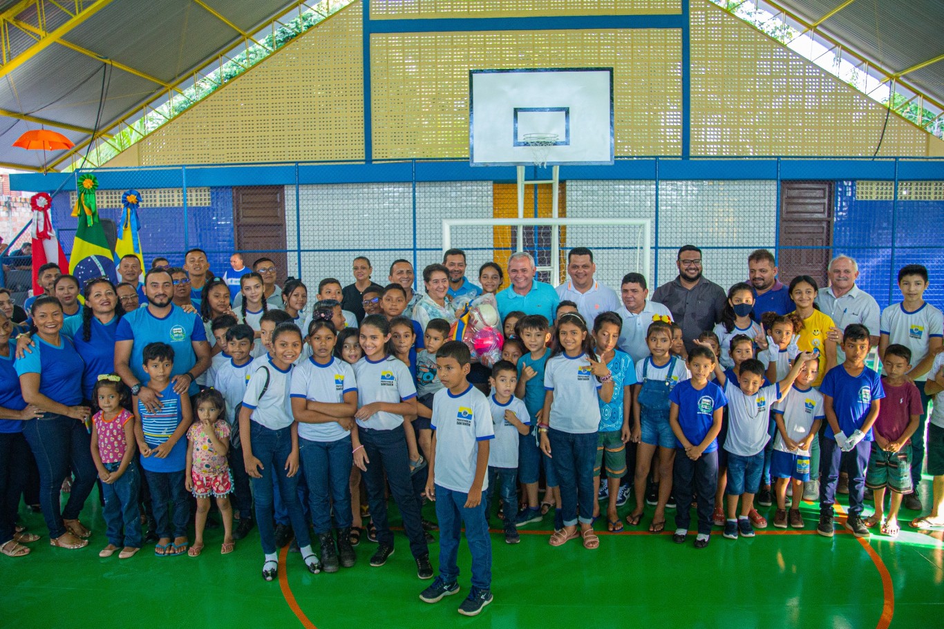 Prefeitura entrega ginásio poliesportivo com vestiários à comunidade escolar do Cucurunã