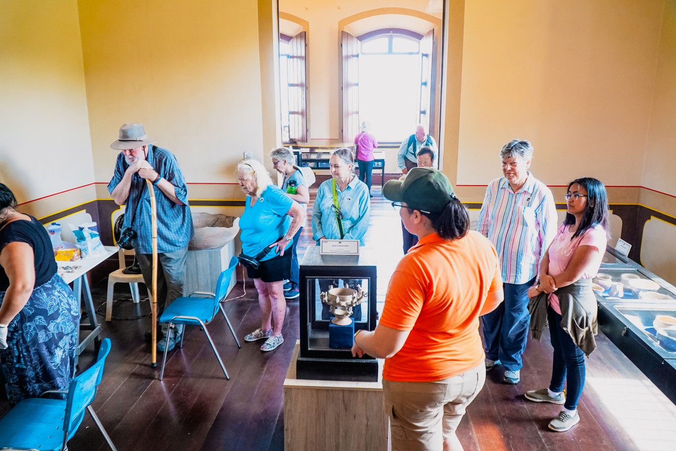 Turistas estrangeiros e indígenas da etnia Munduruku conhecem a história de Santarém através de um rico acervo