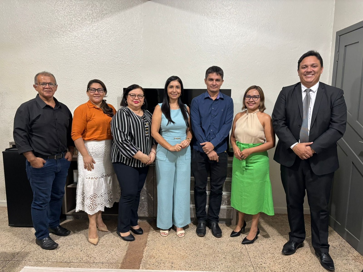 Secretária Josilene Pinto e representantes da área de contabilidade de Santarém. Foto: Agência Santarém.