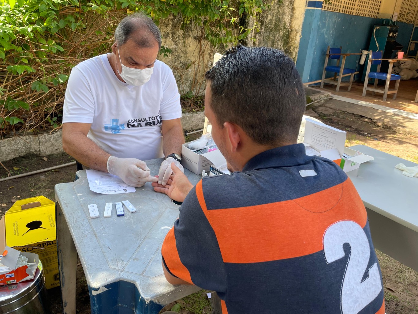 Consultório na Rua realiza ação de saúde em alusão aos 11 anos do Centro POP Dom Lino Vombommel