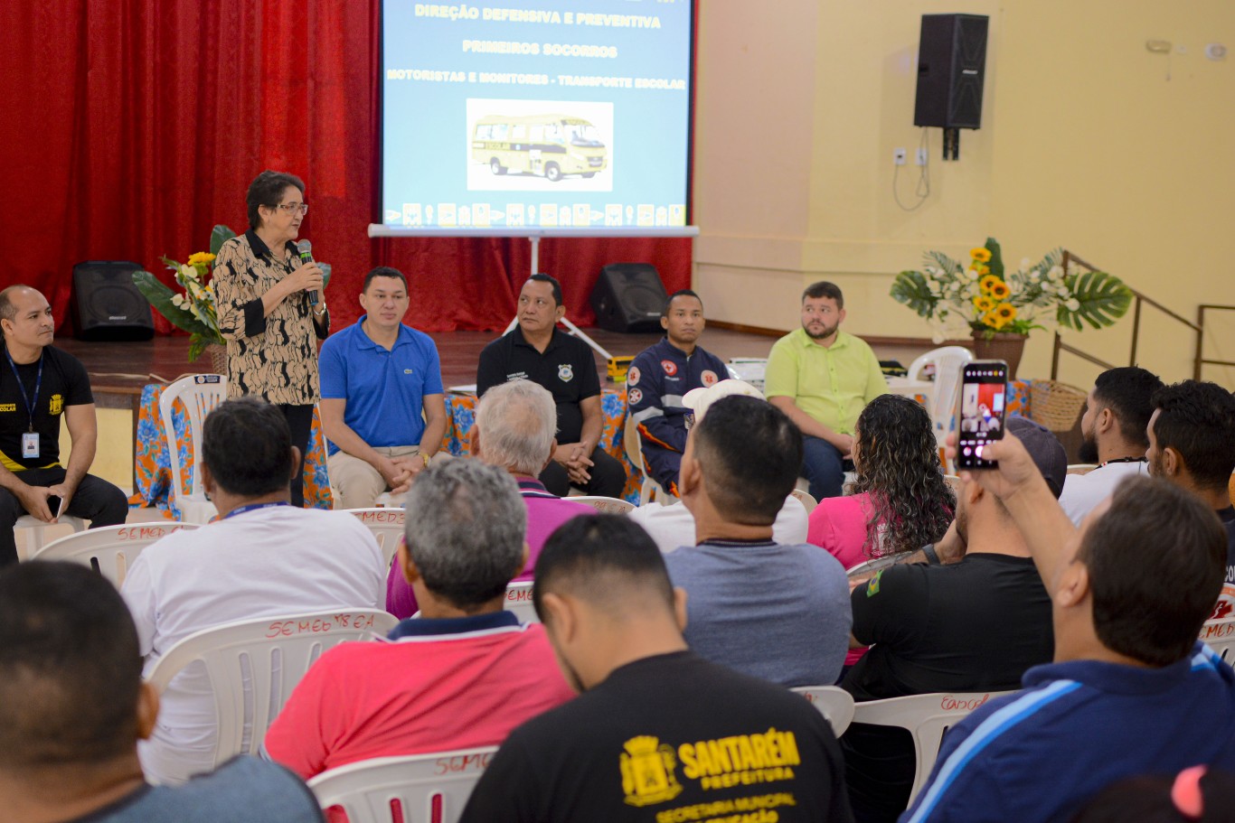 Motoristas e monitores do transporte escolar participam de programação sobre direção defensiva e primeiros socorros