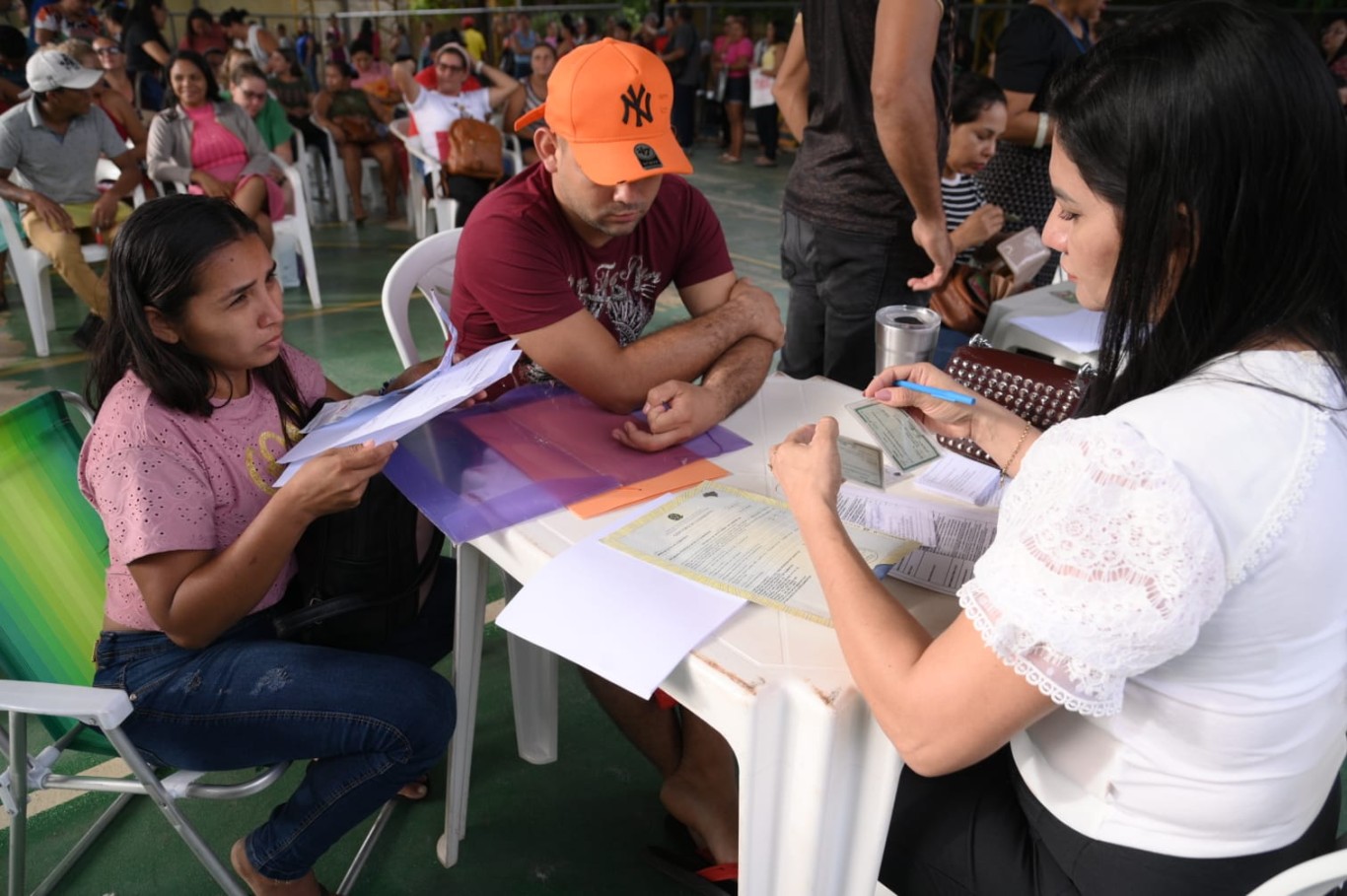 Residencial Moaçara: mais de 200 pessoas comparecem à Escola Fluminense para regularizar pendências documentais