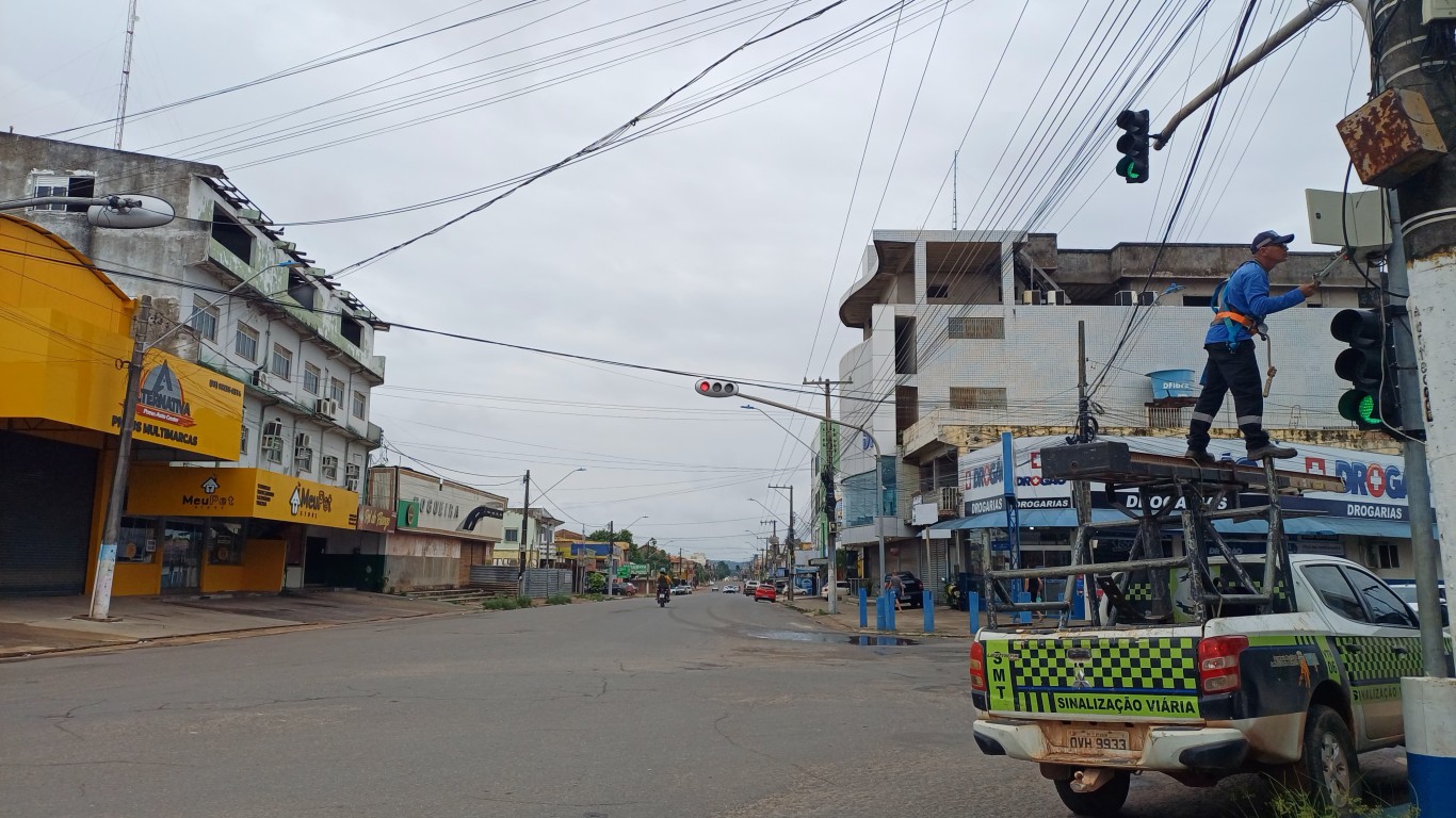 SMT mobiliza equipes para restabelecer sinalização semafórica em pontos da cidade