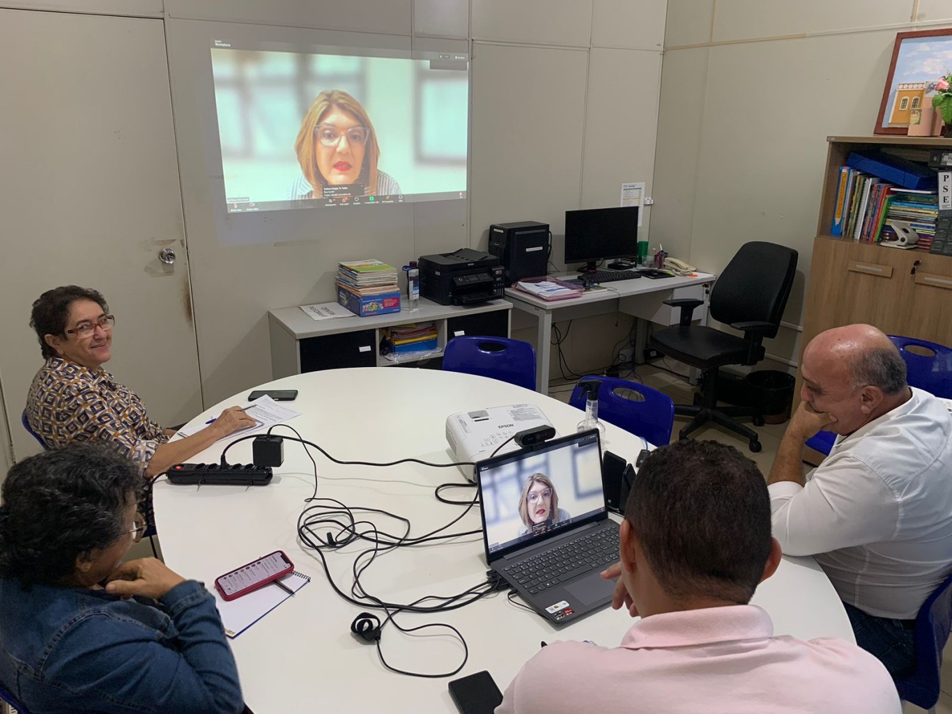 Lei que restringe o uso do celular em sala de aula será aplicada de forma gradativa na rede municipal de ensino 