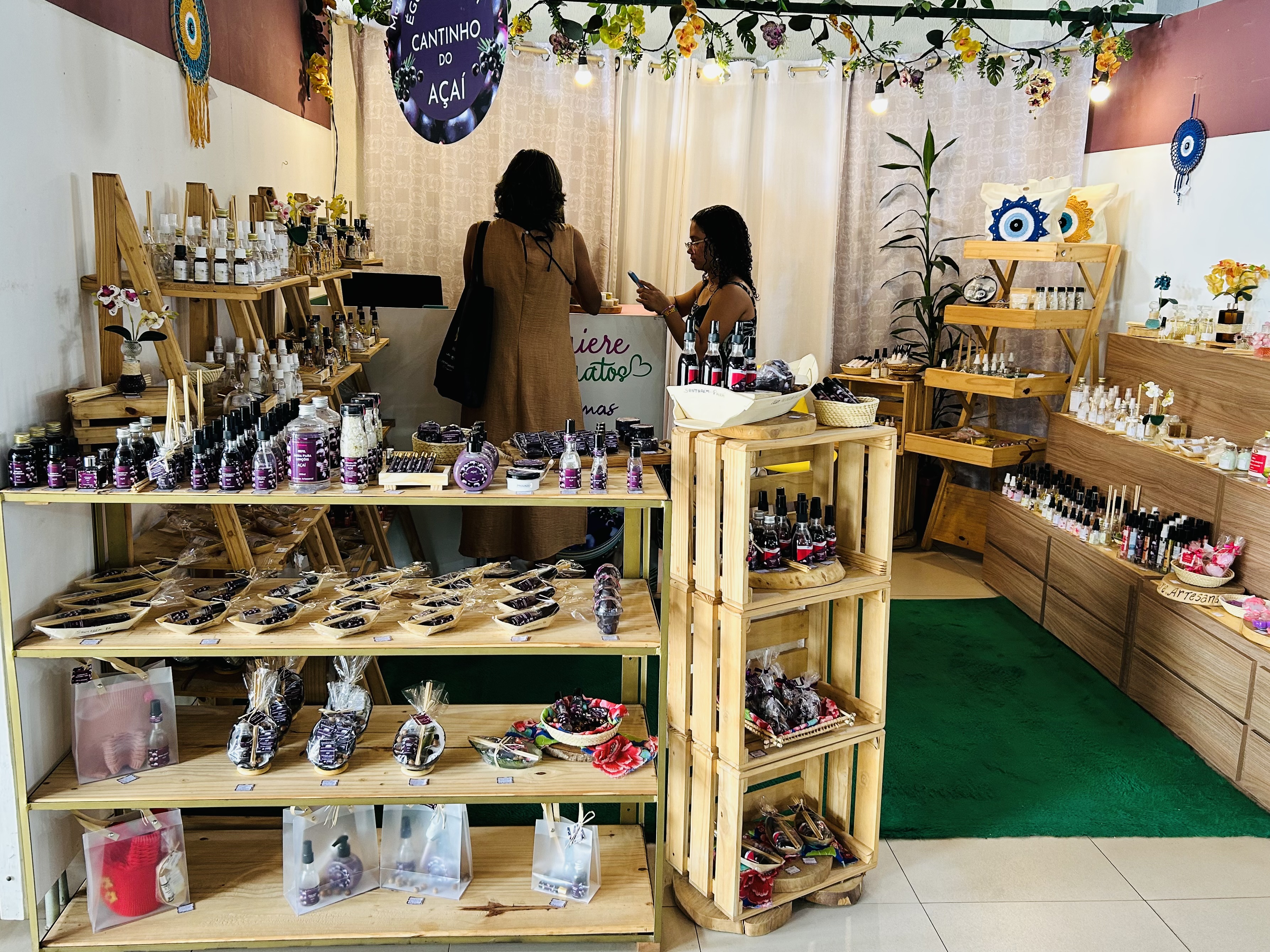 mais de 15 biocosm&eacute;ticos &agrave; base de a&ccedil;a&iacute;,