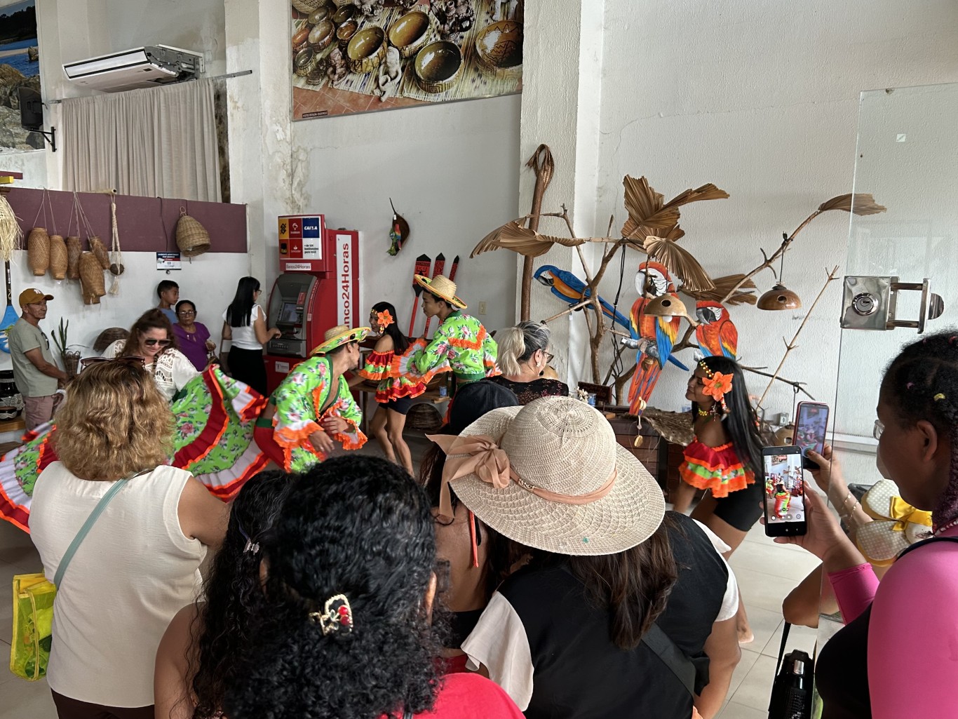Imagem de Caravana com 360 turistas do Amazonas movimenta o Centro de Artesanato Cristo Rei