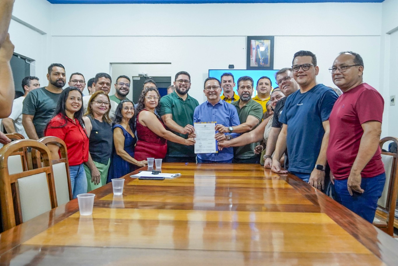 Imagem de Ordem de serviço autoriza pavimentação da Rua Sena Lemos, no bairro da Conquista