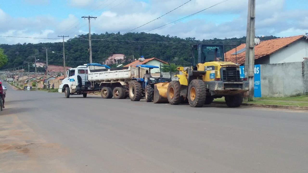 Agentes de limpeza da Prefeitura seguem com serviços de limpeza na área urbana da cidade