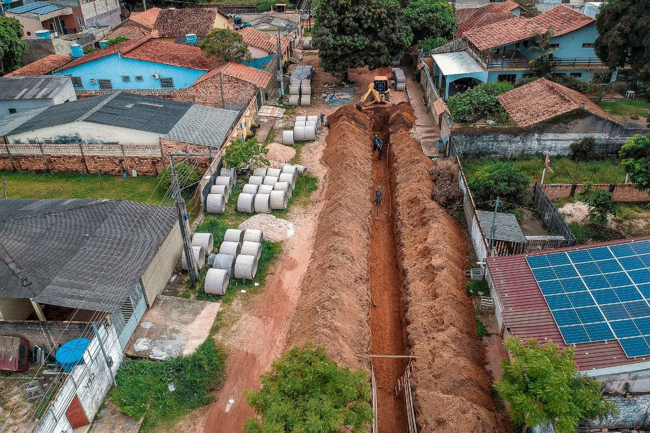 Prefeito acompanha andamento de obras de drenagem e pavimentação