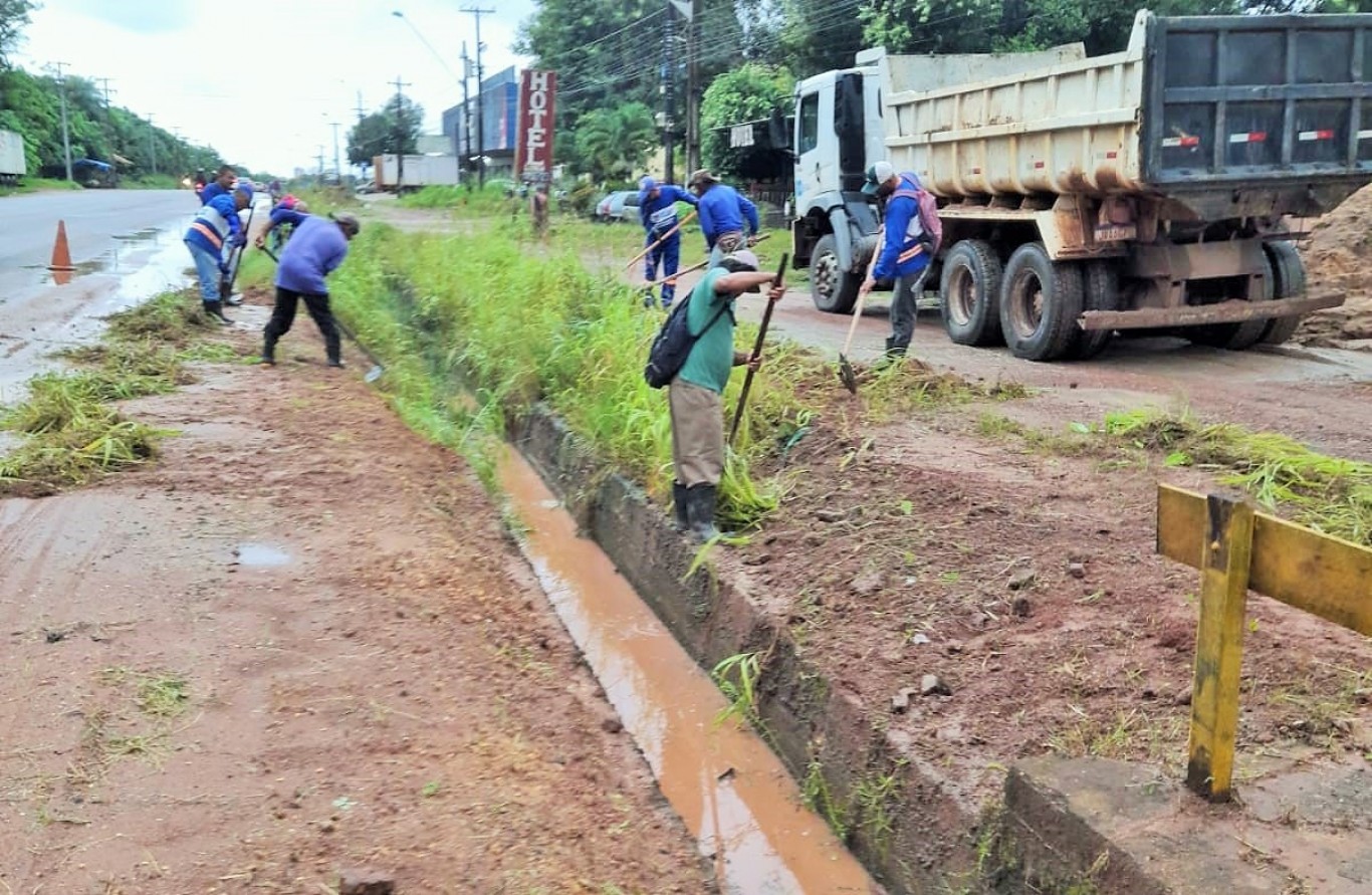 Mesmo com chuvas, equipes de limpeza pública seguem atuando no município 