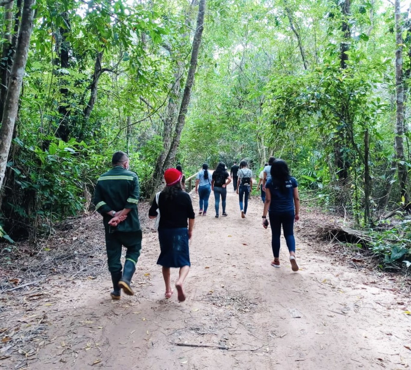 Centro de Referência Especializado de Assistência Social leva idosos e crianças ao zoológico de Santarém 