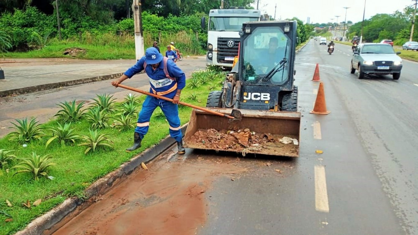 Agentes de limpeza pública atuam em praças e ruas de Santarém 