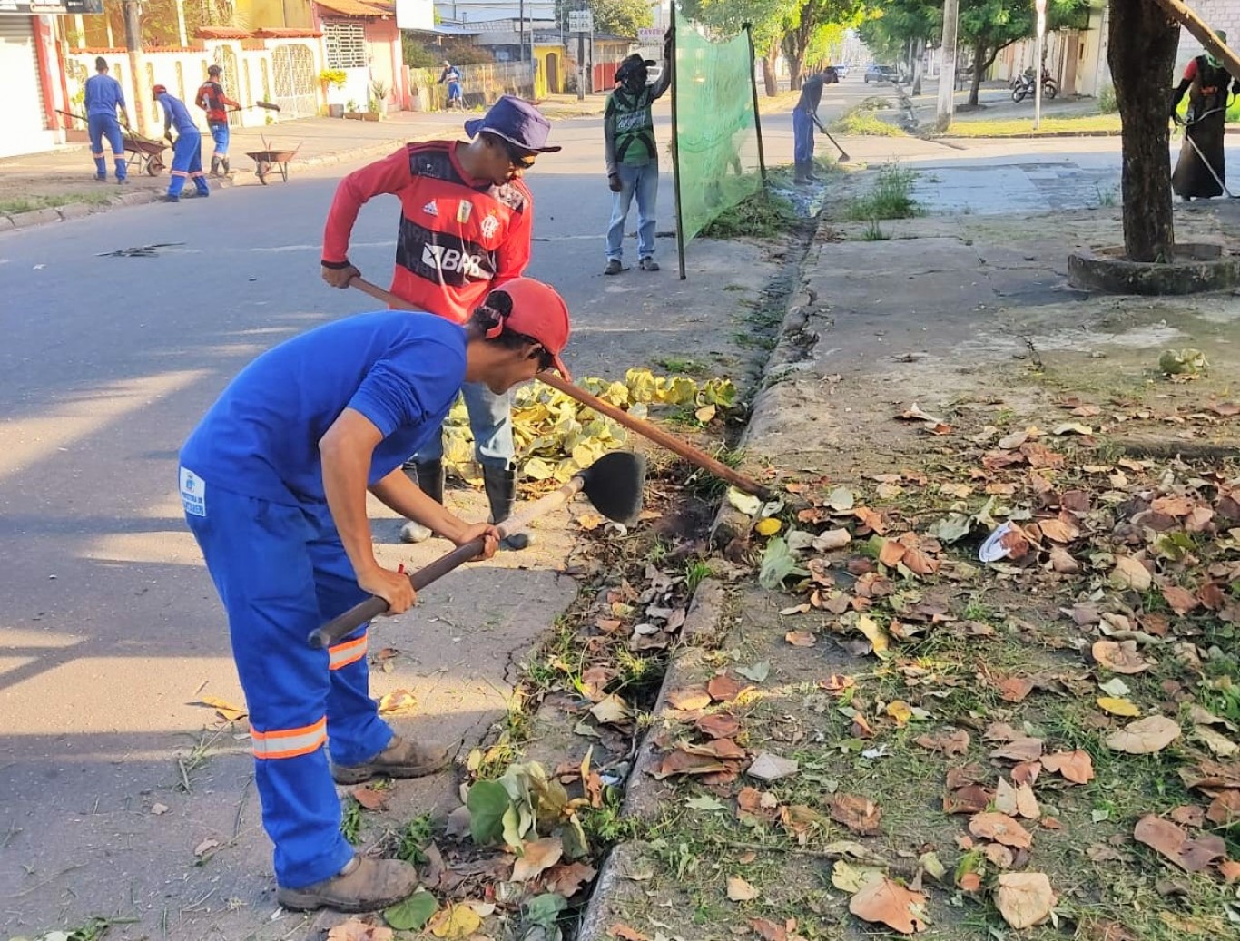 Trabalhos de limpeza pública seguem atuando por toda a cidade