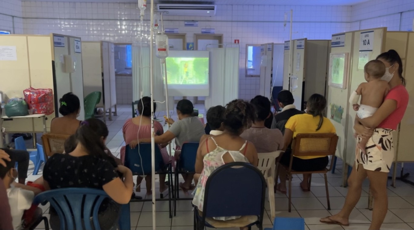 Pacientes da clínica pediátrica do HMS participam de sessão de cinema 