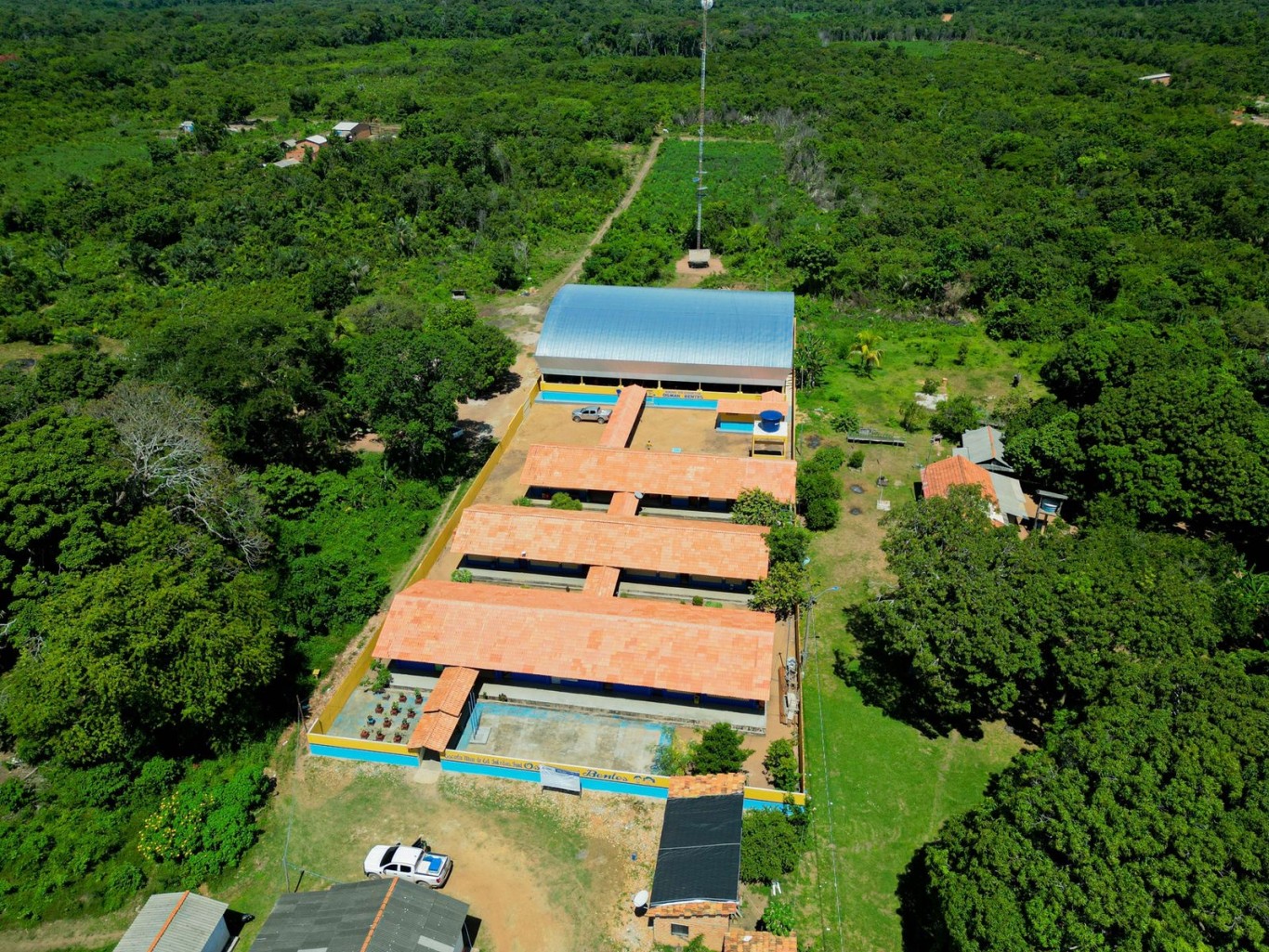 Imagem de Quadra coberta é inaugurada na Escola Osman Bentes, na comunidade de Aninduba.