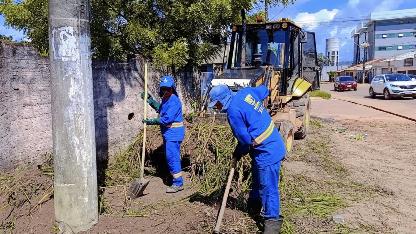 Imagem de Prefeitura executa serviços de roçagem e limpeza de esgoto na Zona Central de Santarém