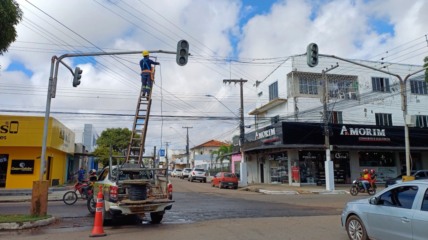 SMT orienta como agir quando o semáforo estiver apagado ou em amarelo intermitente