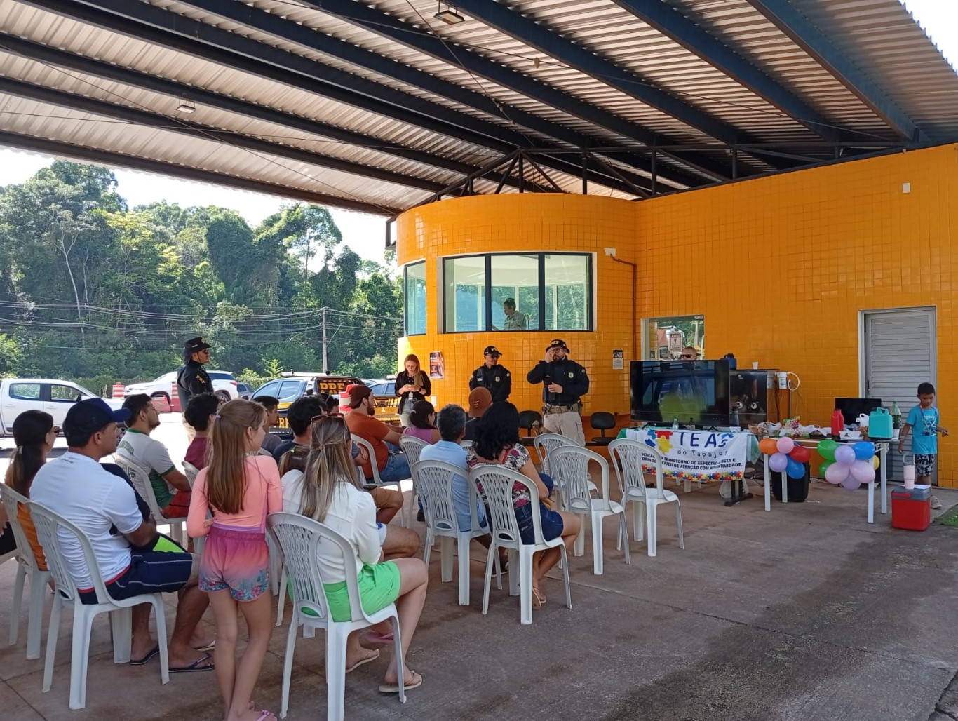 Imagem de Cinema Rodoviário reforça a importância da prudência no trânsito em ação educativa conjunta da PRF e Prefeitura de Santarém 