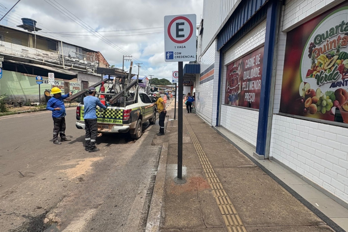 Imagem de Prefeitura de Santarém revitaliza sinalização vertical em pontos de ônibus e vagas especiais