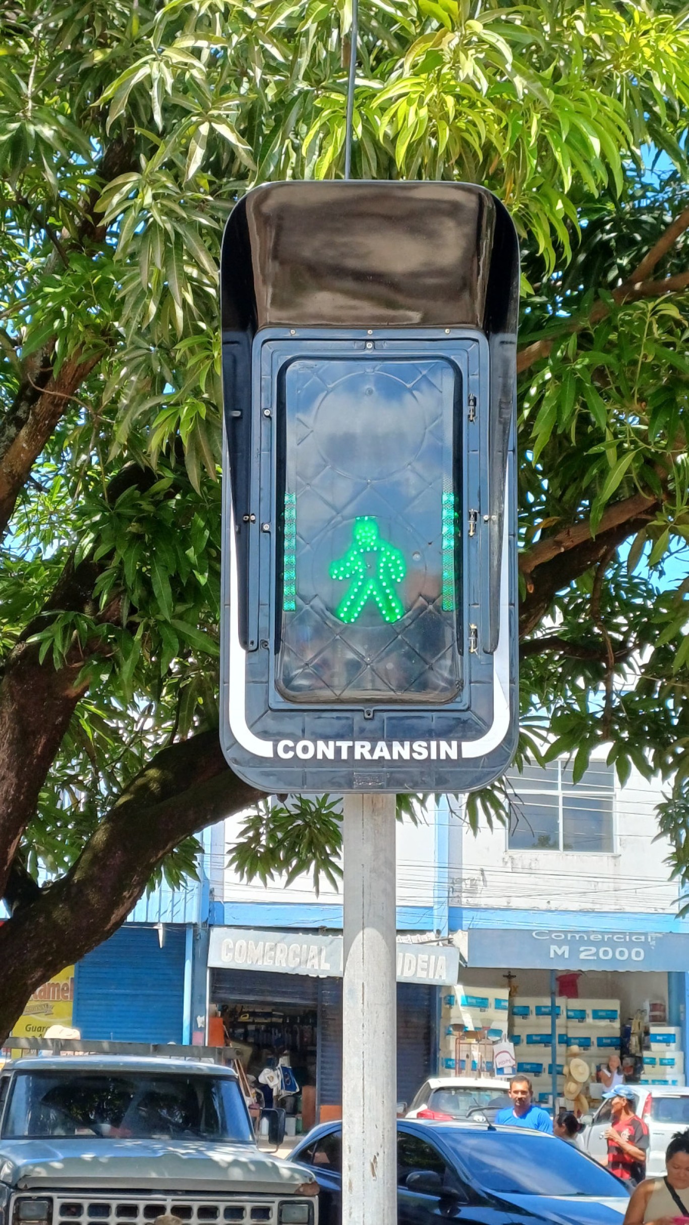 Imagem de Prefeitura instala novo semáforo para pedestres no Mercadão 2000