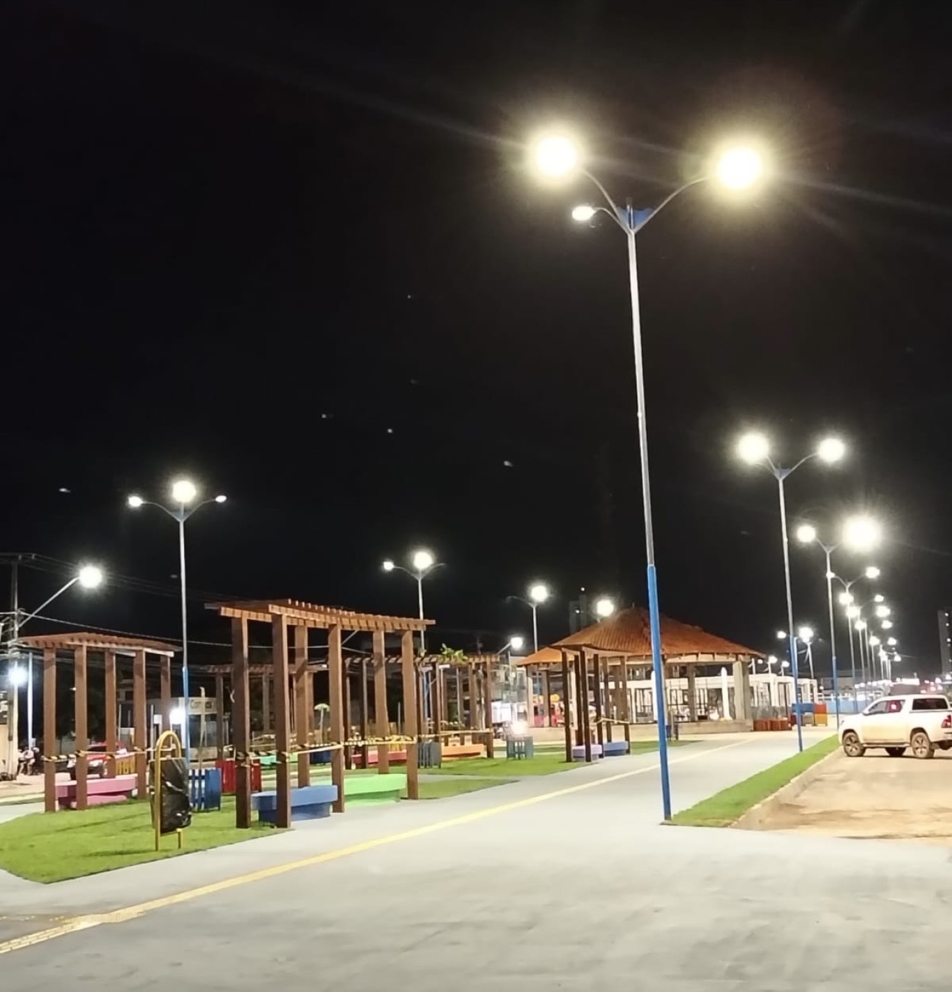 Prefeitura amplia iluminação pública com tecnologia LED em novos espaços de lazer e convivência