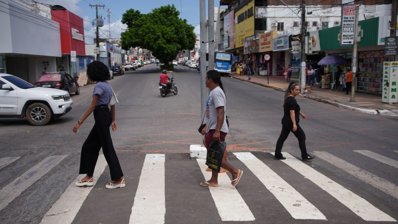 Prefeitura reforça orientações sobre a travessia segura de pedestres nas vias urbanas