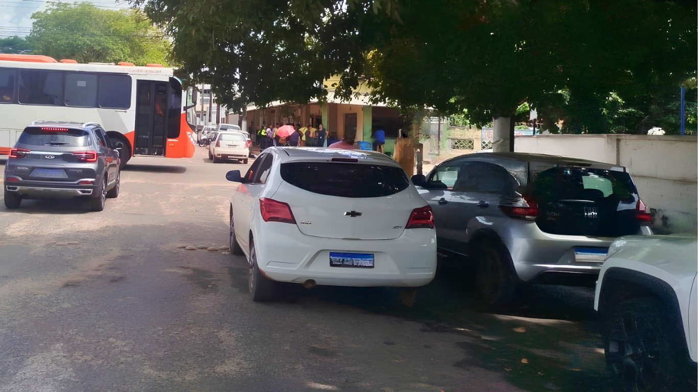 Prefeitura orienta condutores sobre a importância do estacionamento correto para a segurança no trânsito