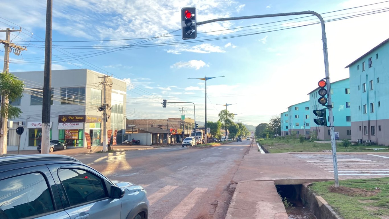 Imagem de SMT implanta novo conjunto semafórico no cruzamento da Avenida Moaçara com a Travessa Rouxinol para reforçar a segurança viária