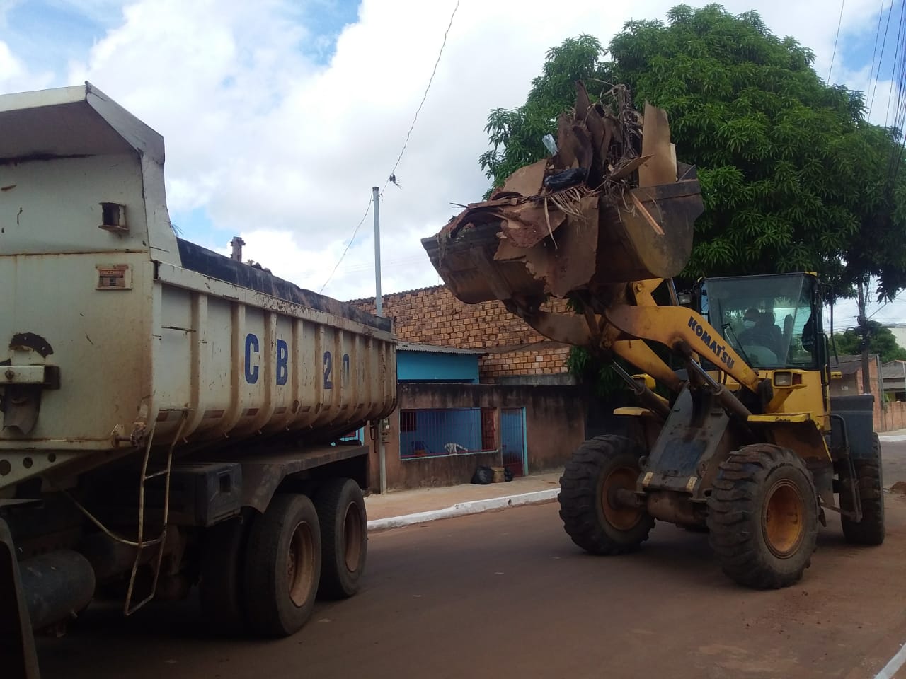 Semana inicia com intenso trabalho das equipes de limpeza urbana da Prefeitura