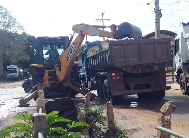 Agentes de limpeza pública intensificam trabalhos de desobstrução em sistema de drenagem da Moaçara