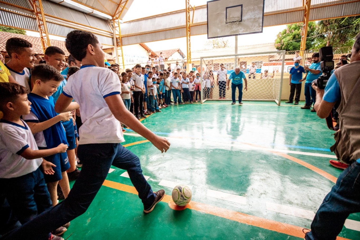 Prefeitura entrega cobertura da quadra esportiva da Escola Orlando