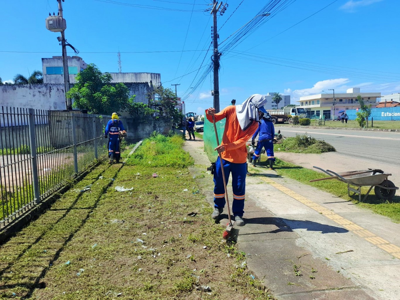 Agentes da Semurb seguem com trabalhos de limpeza e organização em Santarém
