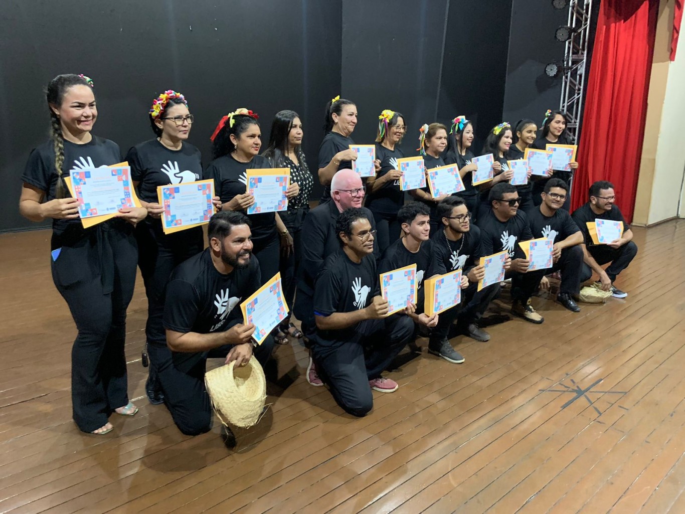 Professores da rede municipal recebem certificação dos cursos de Libras e Braille