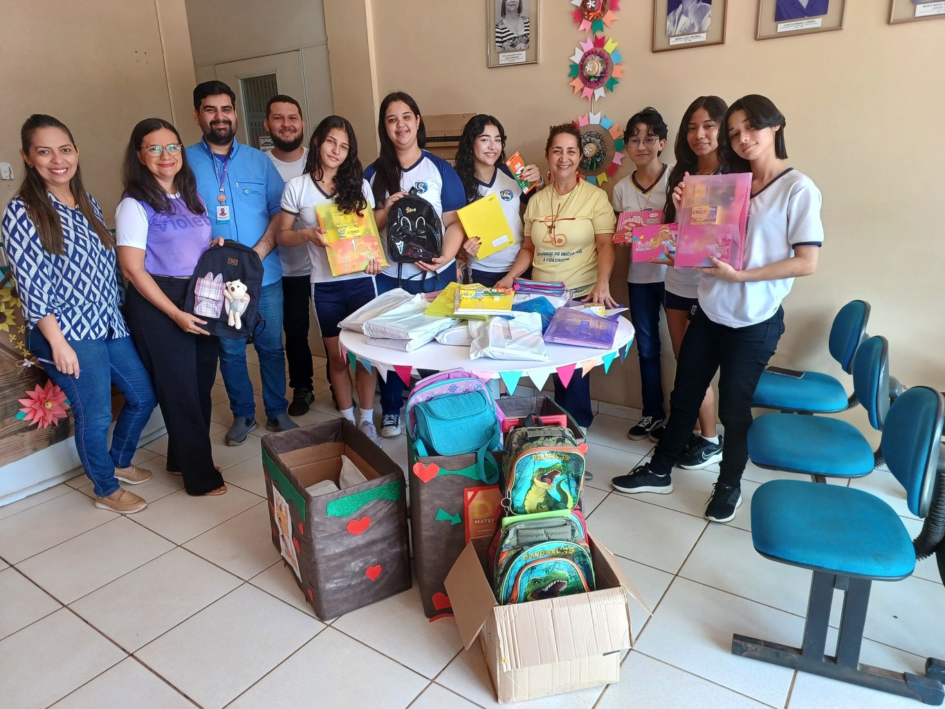 Prefeitura recebe kits de material escolar do Colégio Santa Clara